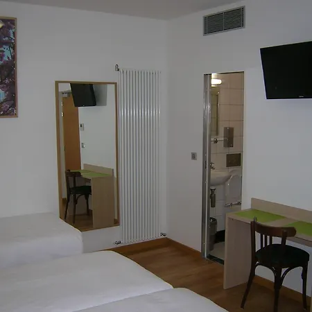 Hotel Darcet Parigi